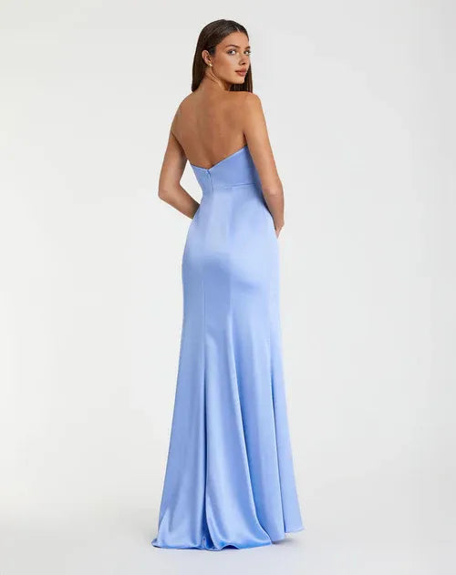 Robe bustier en satin bleu clair Weitese, avec volants floraux et fente haute, pour une robe de bal élégante et opulente.